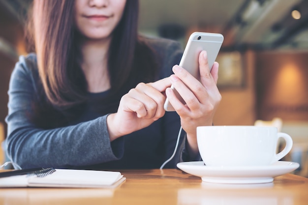 Mujer que usa el teléfono inteligente