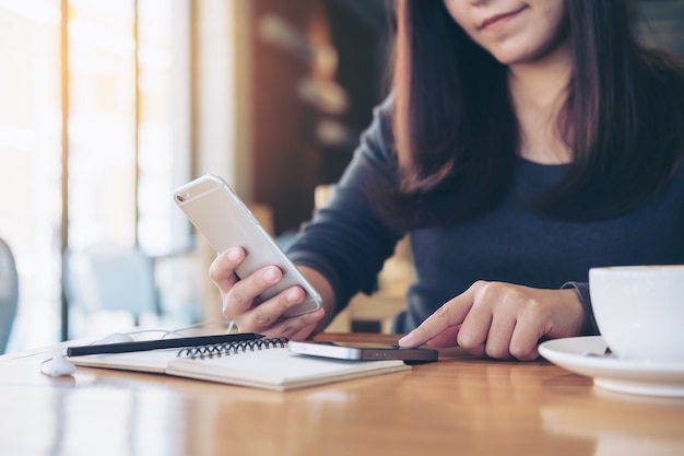 Mujer que usa el teléfono inteligente