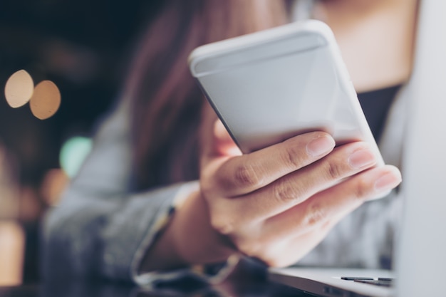 mujer que usa el teléfono inteligente