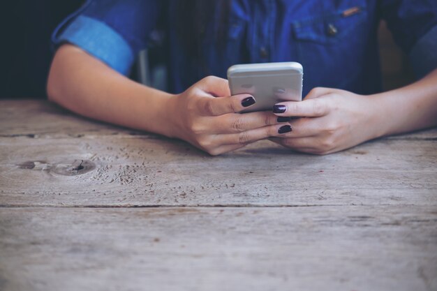 Foto mujer que usa el teléfono inteligente