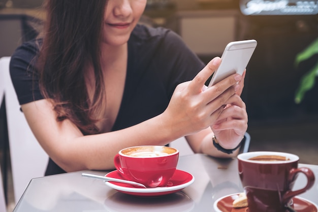 mujer que usa el teléfono inteligente