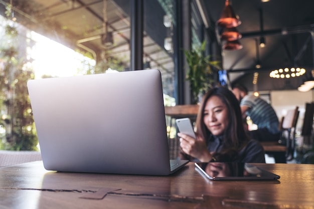 mujer que usa el teléfono inteligente