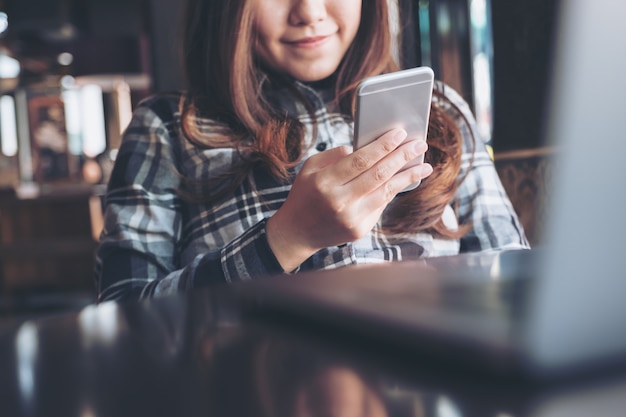 mujer que usa el teléfono inteligente