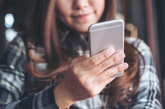 Foto mujer que usa el teléfono inteligente