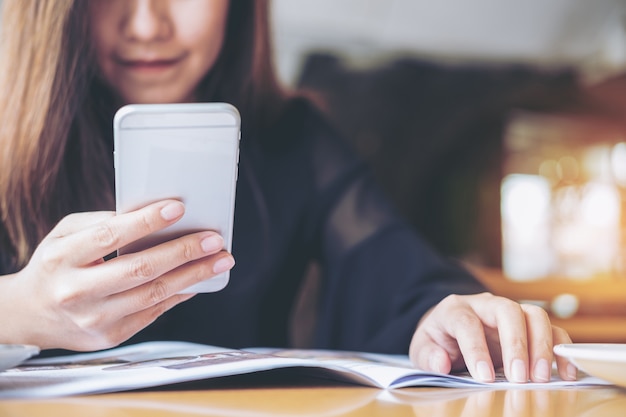 Mujer que usa el teléfono inteligente