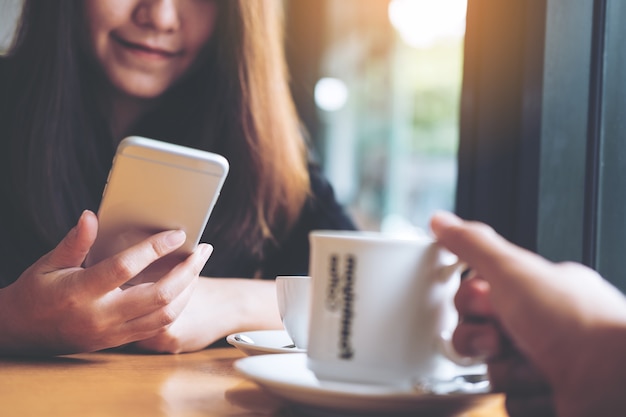 Mujer que usa el teléfono inteligente