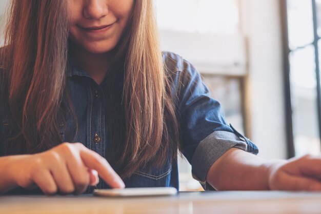 mujer que usa el teléfono inteligente