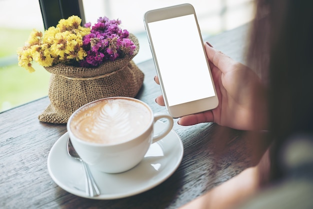 Mujer que usa el teléfono inteligente