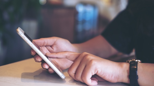 mujer que usa el teléfono inteligente