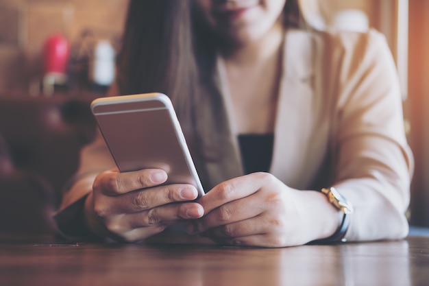 mujer que usa el teléfono inteligente