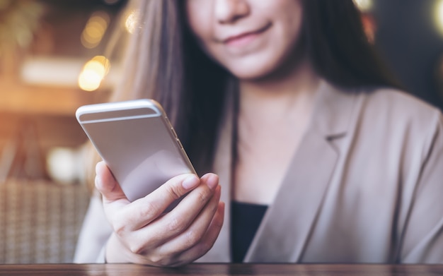 mujer que usa el teléfono inteligente