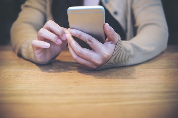 mujer que usa el teléfono inteligente