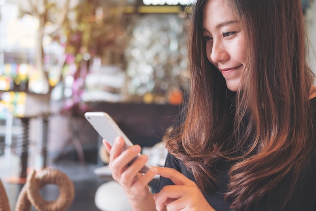 Mujer que usa el teléfono inteligente