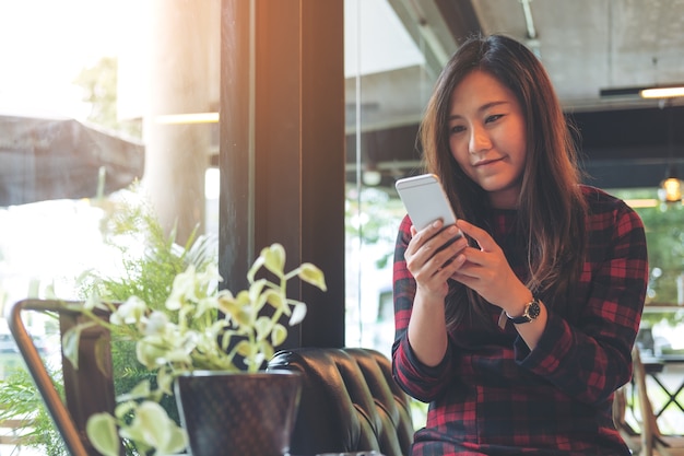 Mujer que usa el teléfono inteligente