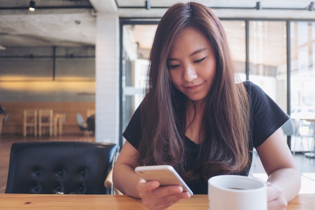 Mujer que usa el teléfono inteligente