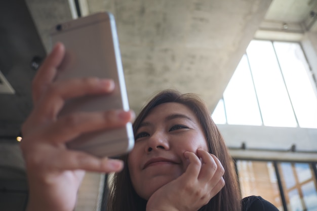 Mujer que usa el teléfono inteligente