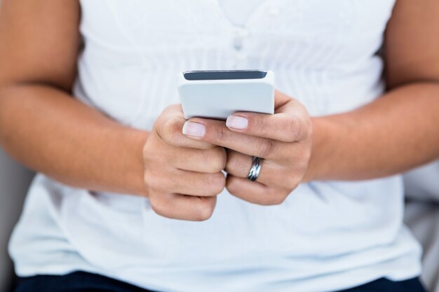 Mujer que usa el teléfono móvil