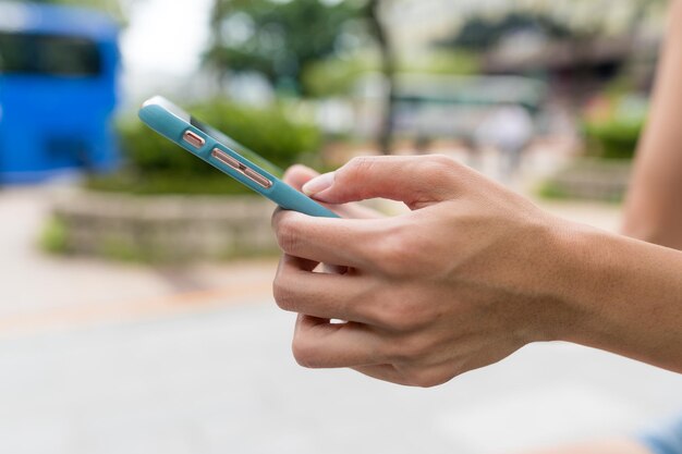 Foto mujer que usa el teléfono móvil