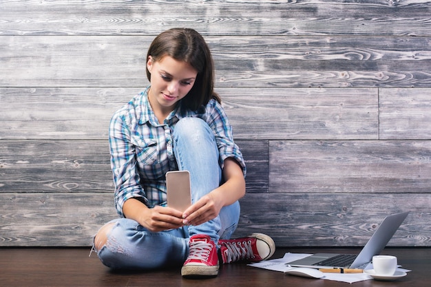 Mujer que usa el teléfono móvil