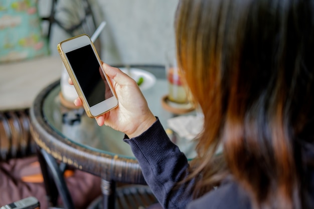 Mujer que usa el teléfono.