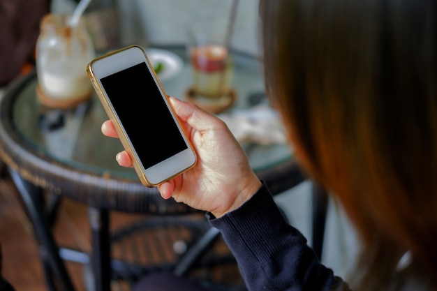 Mujer que usa el teléfono.