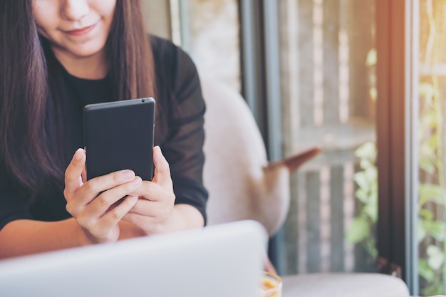 Mujer que usa el teléfono