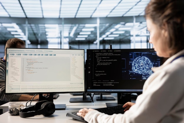 Mujer que utiliza tecnología de inteligencia artificial para optimizar el centro de datos