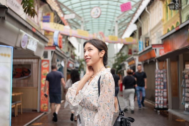 Mujer que viaja en Chinatown en la ciudad de Singapur