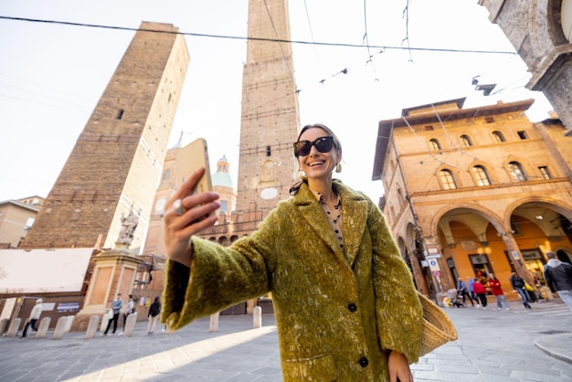 Mujer que viaja en la ciudad de bolonia italia