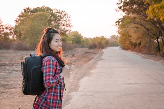 Mujer que viaja con mochila caminando