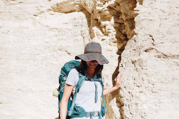 Mujer que viaja con mochila