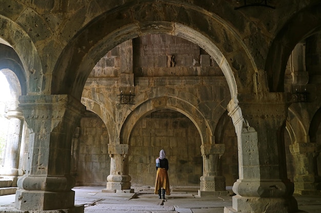 Mujer que visita el monasterio medieval de Sanahin en la provincia de Lori de Armenia