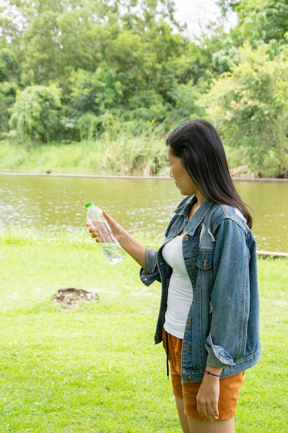 mujer que vive en la naturaleza bebiendo agua