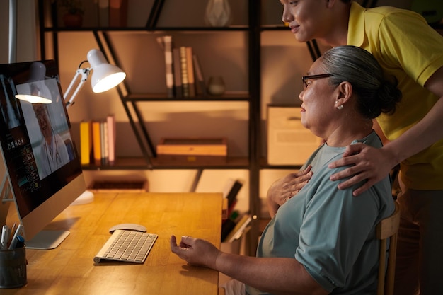 Mujer quejándose de angustia al médico