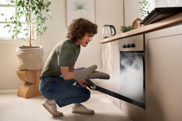 Mujer quemando comida en el horno