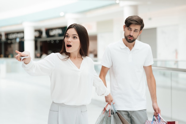 La mujer quiere ir a una nueva tienda pero el hombre está cansado.