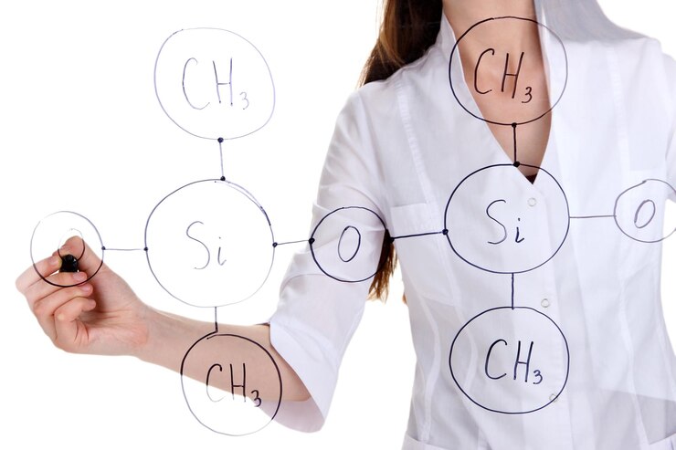 Foto mujer química escribiendo fórmulas en vidrio aislado en blanco