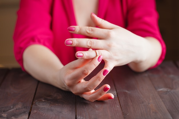 Mujer se quita el anillo de bodas