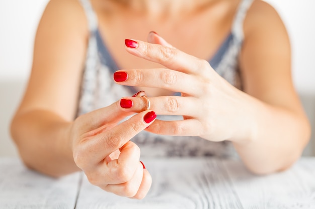 Foto la mujer se quita el anillo de la mano