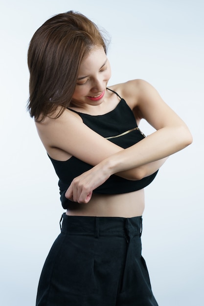 Mujer quitándose la camisa negra