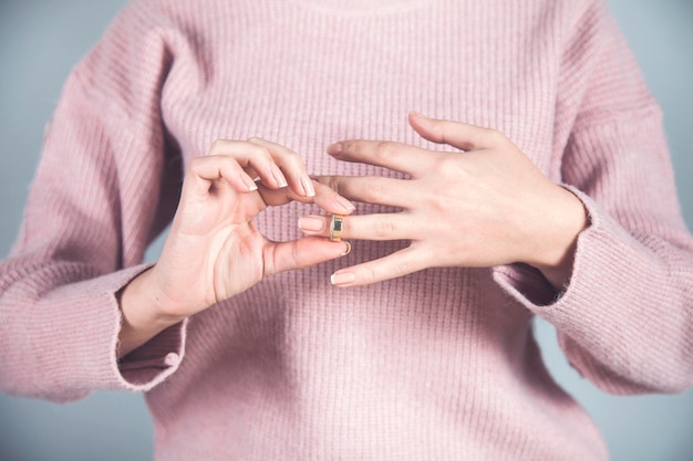 Mujer quitar anillo