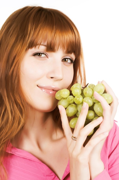 Mujer con racimo de uva