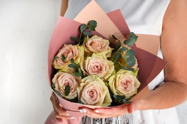 Mujer con ramo de flores Hermosas flores para vacaciones Mujer con hermosas flores en sus manos fondo interior ramo de flores para floristería