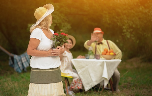 mujer con un ramo de flores en un jardín