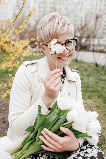 Una mujer con un ramo de flores en las manos.