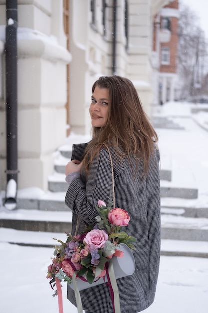 mujer con un ramo de flores