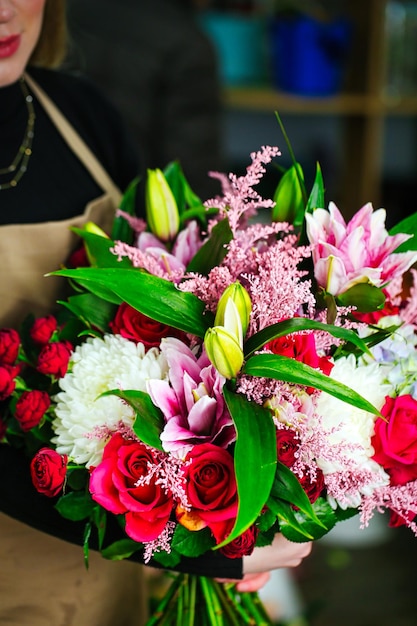 Foto mujer con un ramo de flores