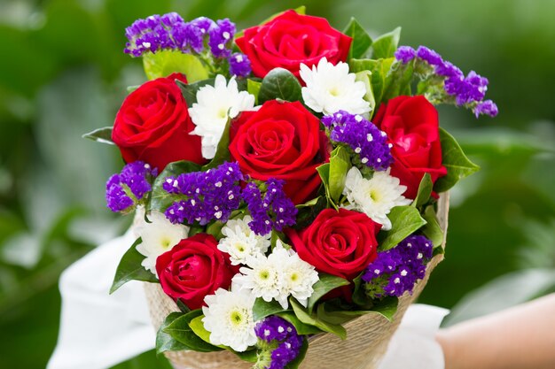 Mujer con un ramo de rosas en la mano para el día de San Valentín