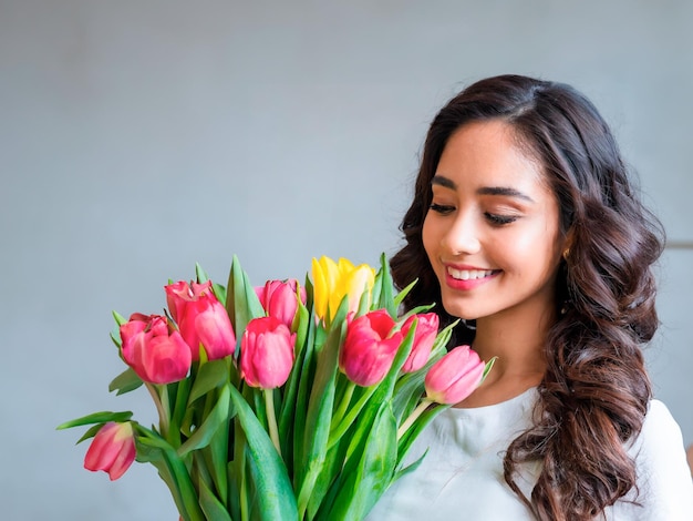 Foto mujer con un ramo de rosas rosas