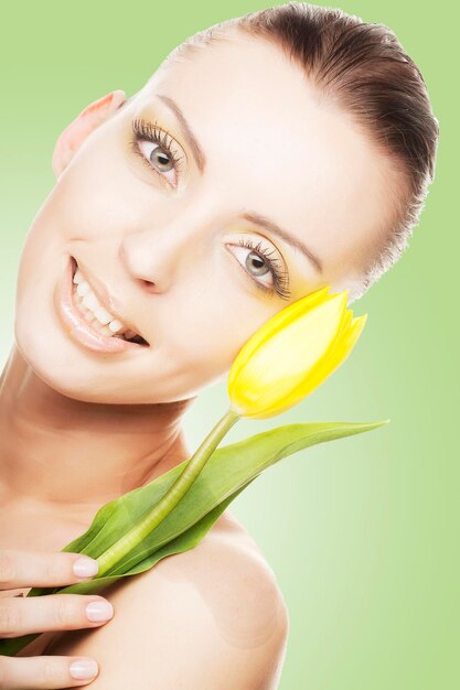 Mujer con ramo de tulipanes amarillos